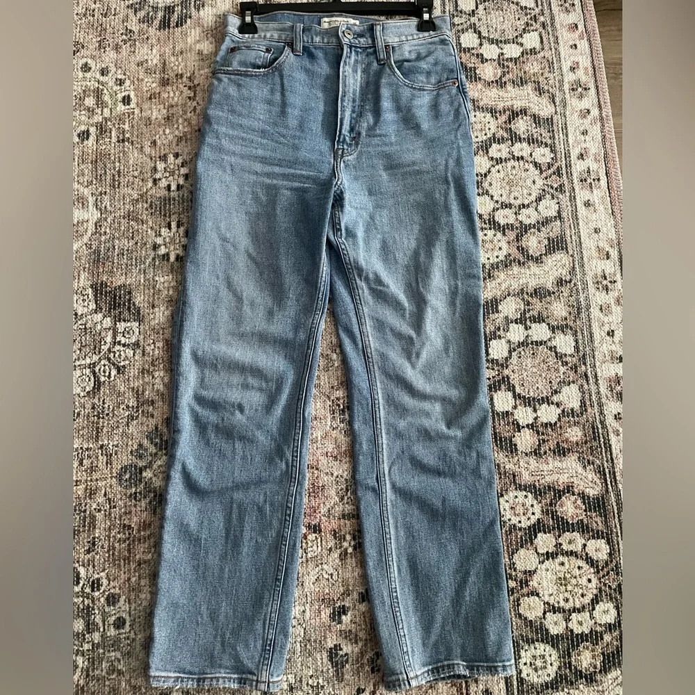 Abercrombie Ultra High Rise Ankle Straight Jean - Picture 3 of 6